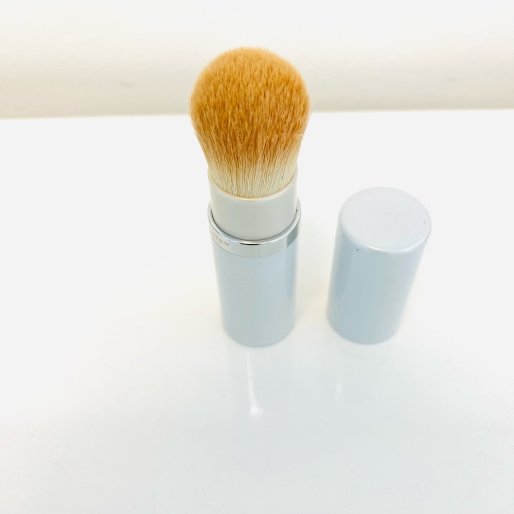 La Mer Powder Brush - Picture 5 of 10